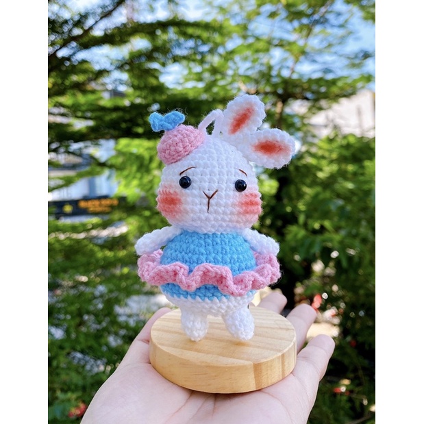 - Thỏ con váy xanh