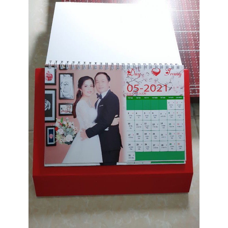 Xả hàng: Đế lịch để bàn