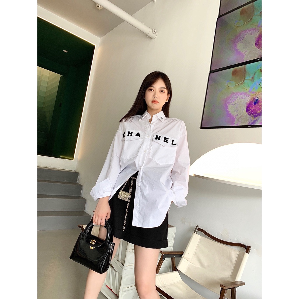 Áo sơ mi trắng thời trang 𝘾𝙝𝙖𝙣𝙚𝙡 𝘾𝙝𝙖𝙣n𝙚𝙡 CN thiết kế trẻ trung với chất liệu cao cấp mang đến sự hoàn hảo