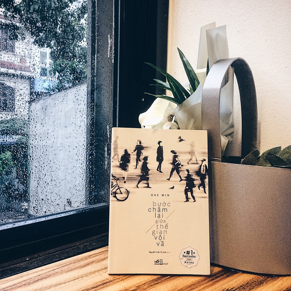 Sách Bước chậm lại giữa thế gian vội vã