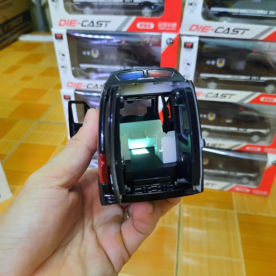 Xe ô tô cảnh sát mở các cửa xe bằng kim loại đồ chơi trẻ em có đèn và âm thanh mô hình tỉ lệ 1:32