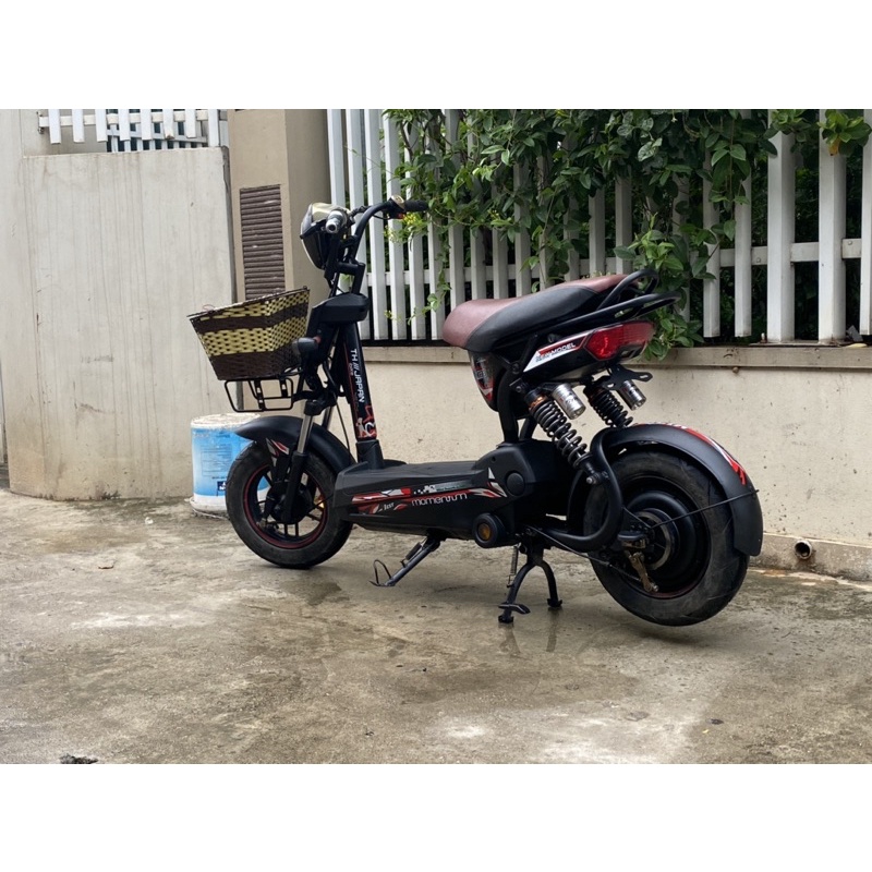 Xe điện M133 màu đen của hãng Giant xe đẹp bình khỏe