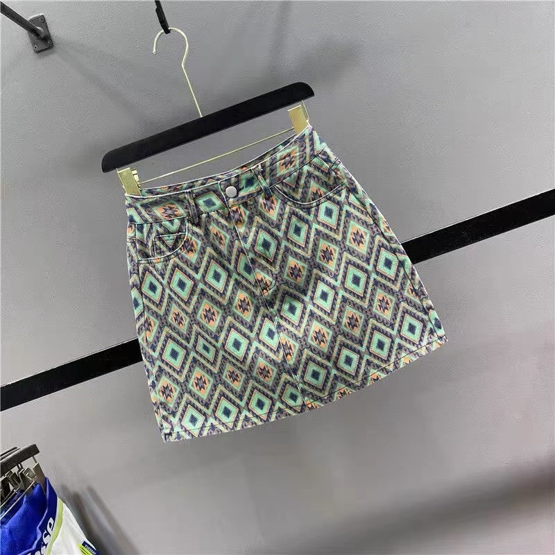 Chân váy jeans chữ A hoạ tiết thổ cẩm QC