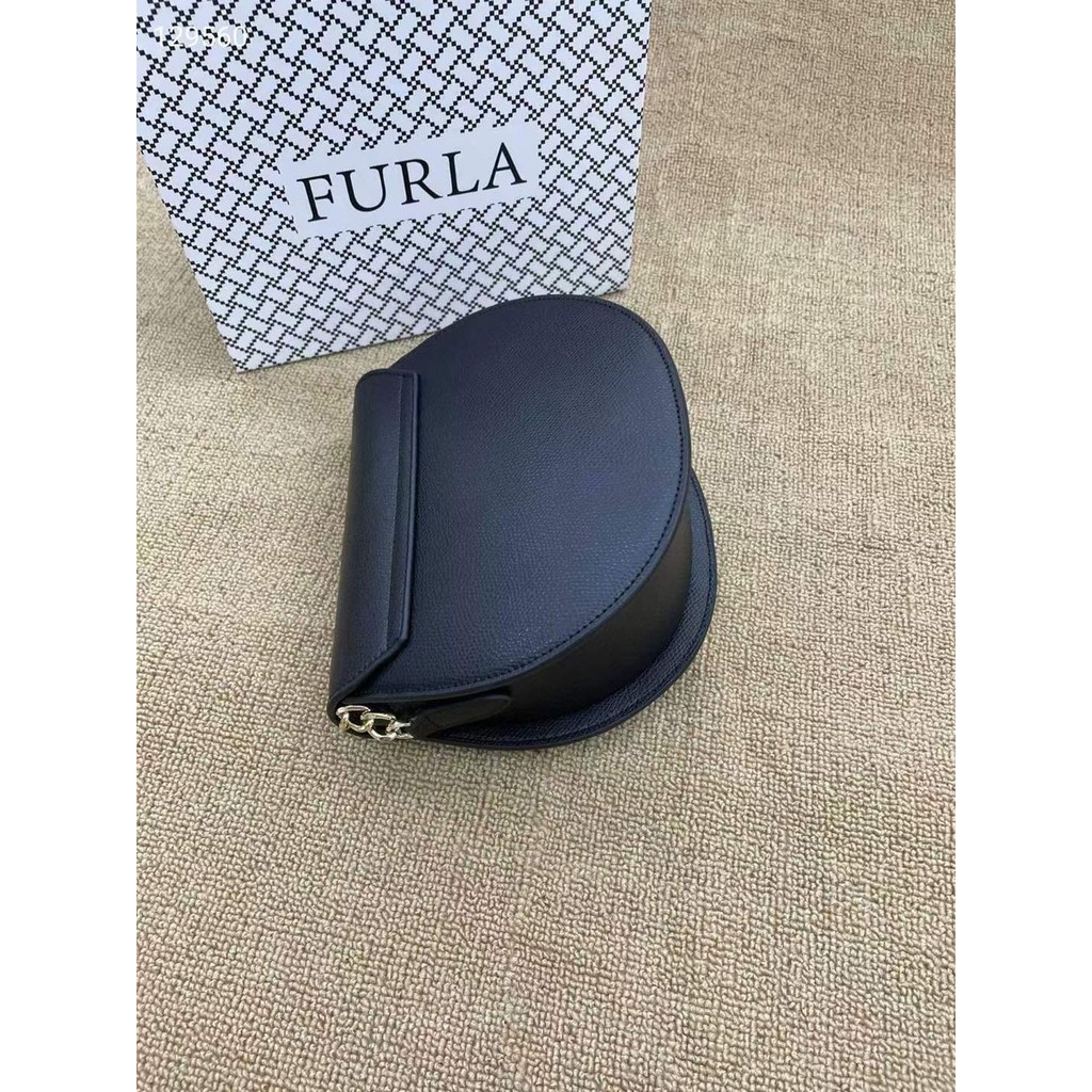 Túi đeo chéo nữ FURLA METROPOLIS Hàng xuất  chi tiết chuẩn, từ đường keo mũi chỉ đến logo khắc đều sắc nét.