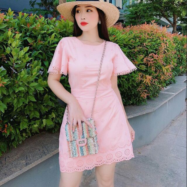 Đầm xô ren tay xoè