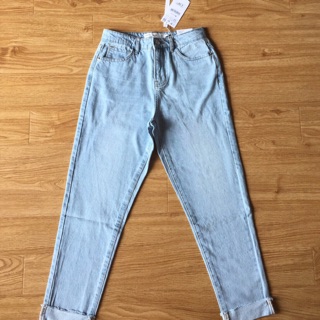 Jean form Boy. Chất co dãn ít, lưng cao tôn dáng