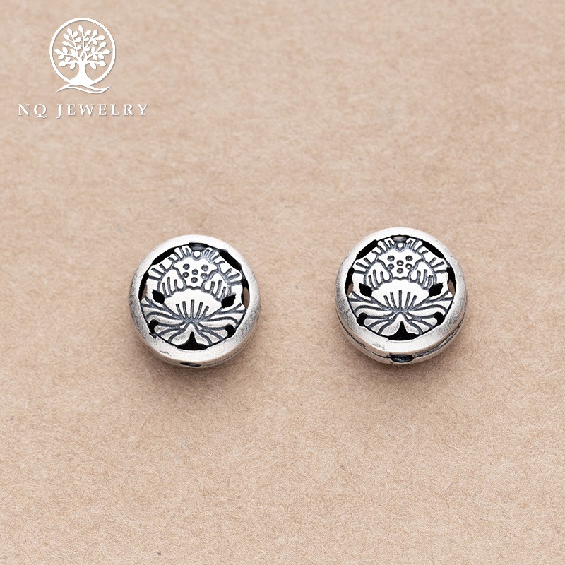 Charm bạc hình tròn hoa sen xỏ ngang - NQ Jewelry
