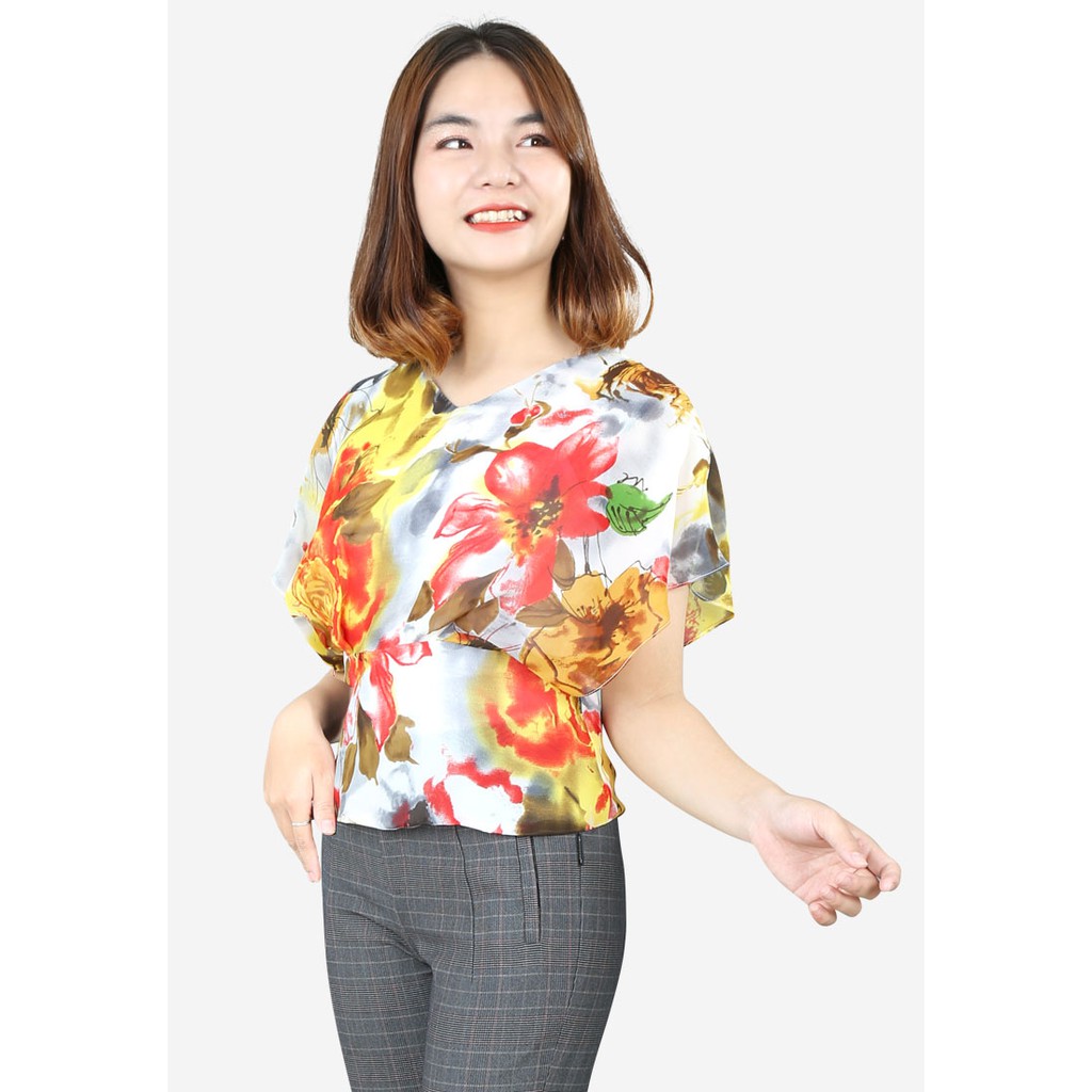 Áo sơ mi tay cánh dơi 2 lớp vải voan silk hoa đỏ vàng cổ tim bo gấu khóa sườn The One Fashion ADB1783HVA