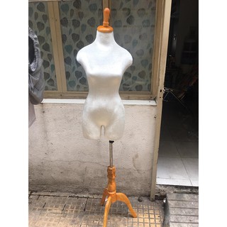 manocanh nhung nữ chân gỗ