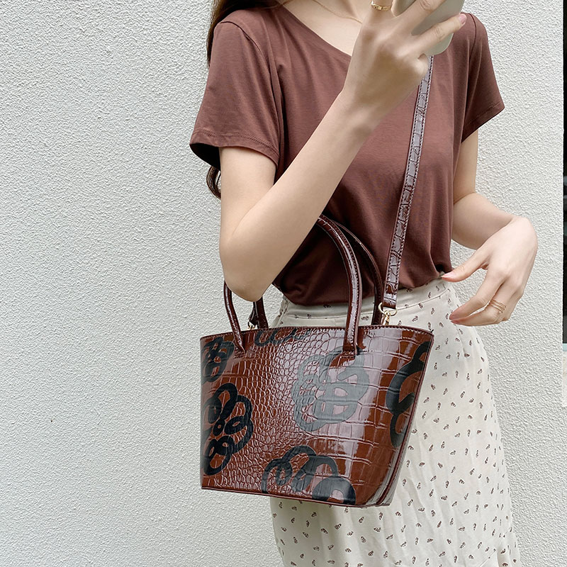 2021 South Korea new niche design flower graffiti handbag fashion crocodile single shoulder women's bag trendy messenger bag