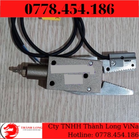 Tay kẹp CHK-EM12-C có gắn sensor cho robot công nghiệp