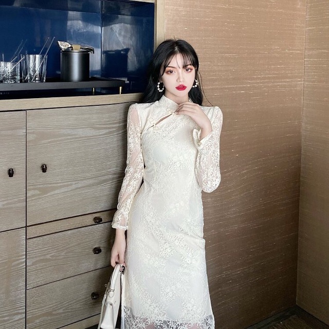 Sườn xám cách tân phối ren sang chảnh. Váy trắng ngà body xẻ tà đi tiệc cưới