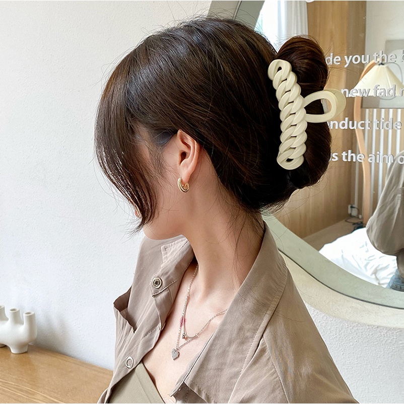 Kẹp Tóc Phối Xích Hình Cá Mập Màu Trà Sữa Độc Đáo Tinh Tế Thời Trang Cho Nữ