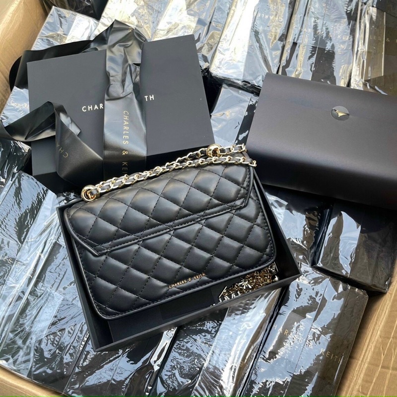 Túi CNK dáng chần sang chảnh quá chừng dây charm xinh xắn tháo rời được