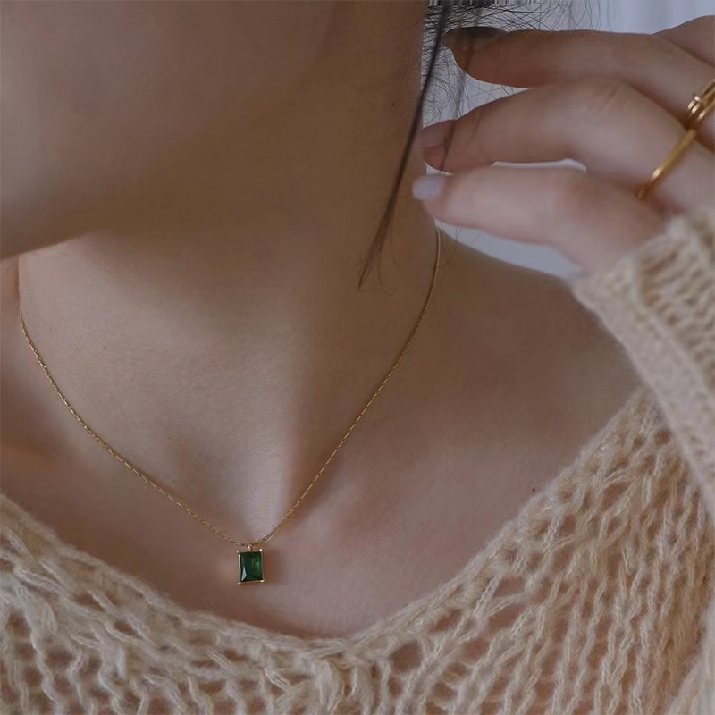 Dây Chuyền Đính Đá Ngọc Lục Bảo Sang Trọng Phong Cách Vintage