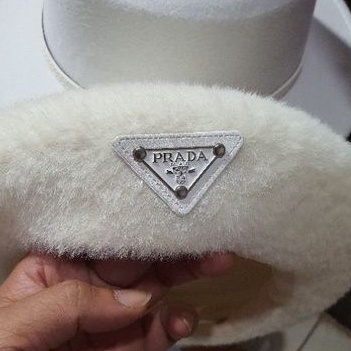 Tag Prada cao cấp gắn mũ, gắn áo cực sang chảnh