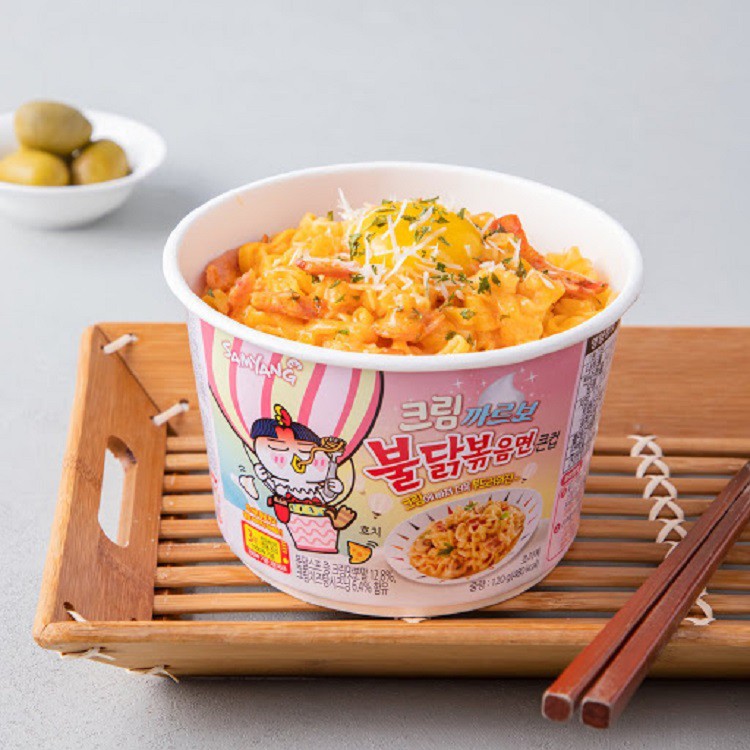 Mì gà xào cay trộn sốt kem pho mai Carbonara cốc giấy 120gr -SamYang- Hàn Quốc