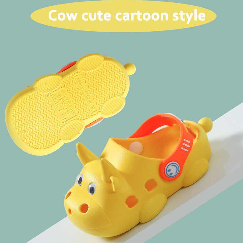 Sandals đục lỗ chống trượt họa tiết bò sữa xinh xắn dễ thương cho bé AYUER