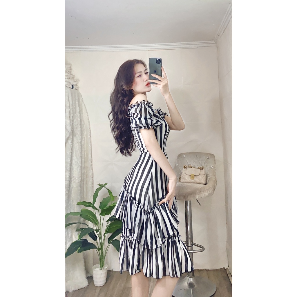 Đầm voan tơ kẻ đuôi cá cổ vuông mặc được trễ vai.