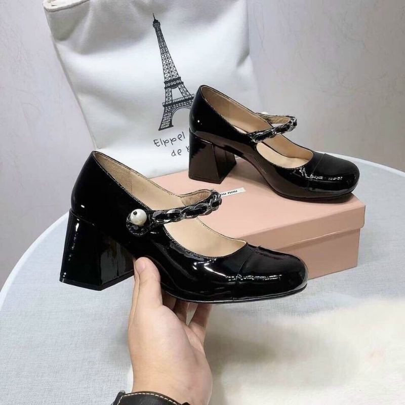 giày cao gót mũi đen quai xích hàng hộp cn