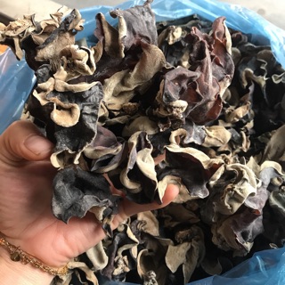 100g mộc nhĩ khô đã. Cắt chân