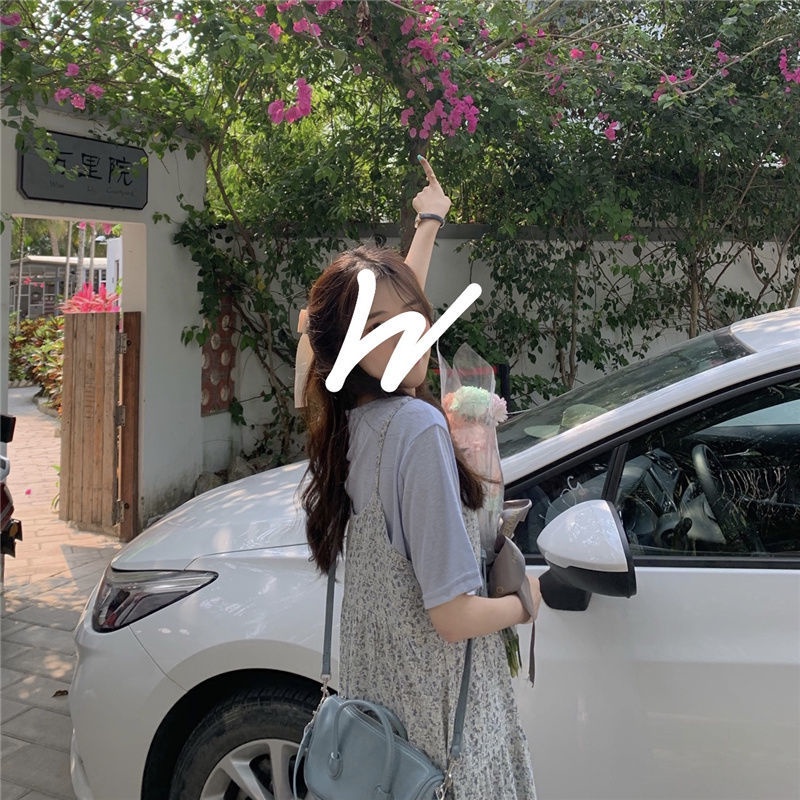 Set hai món gồm áo thun tay ngắn dáng rộng và đầm hoa thời trang cho nữ