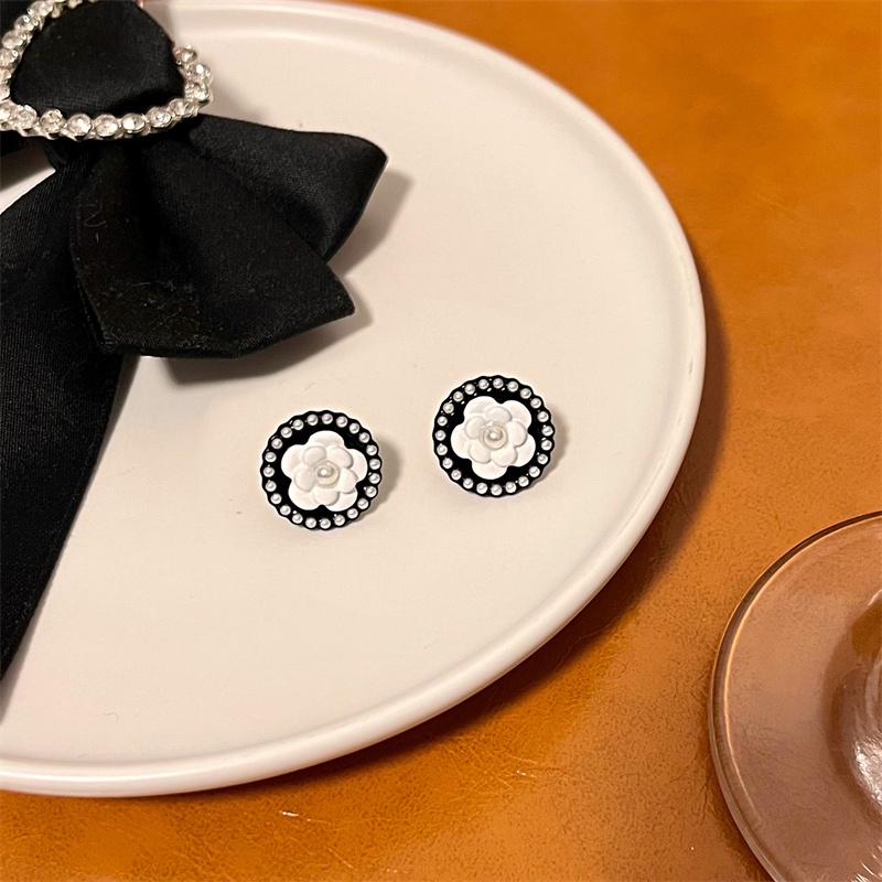 Khuyên tai kẹp không bấm lỗ chốt cố định K026 bằng hợp kim phủ màu hình bông hoa đính hạt trai dáng ngắn Leous