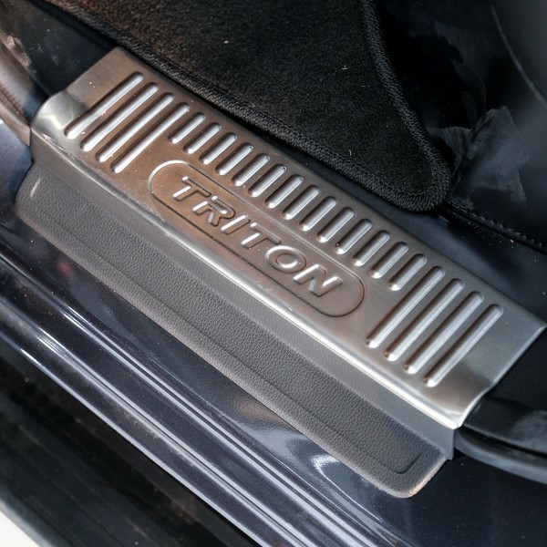 Ốp Bậc Cửa Trong Xe Mitsu Triton 2016 đến 2021