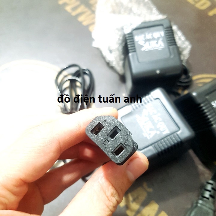 Sạc 3 chân bình acquy xe máy 12v, bình bơm phun tưới cây,phun lúa có đèn báo sạc đầy bình.