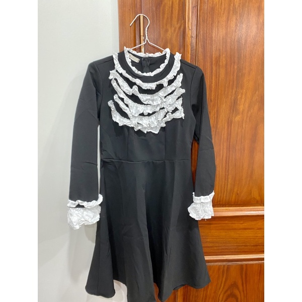 Pass váy đen viền trắng