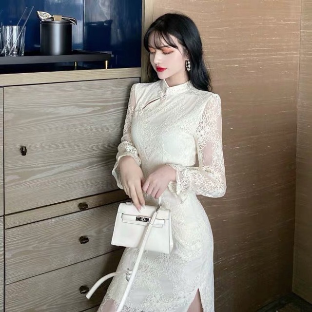 Sườn xám cách tân phối ren sang chảnh. Váy trắng ngà body xẻ tà đi tiệc cưới
