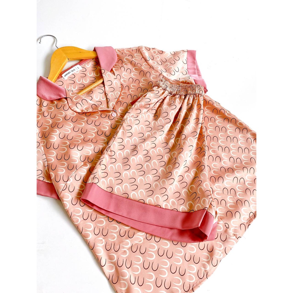Bộ đồ ngủ nữ lụa Nhật Japan Silk loại áo quần ngắn họa tiết móc nền hồng dễ thương