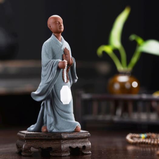 Tượng tăng nhân cầm đèn lồng- Tượng gốm tử sa tu sĩ tăng nhân