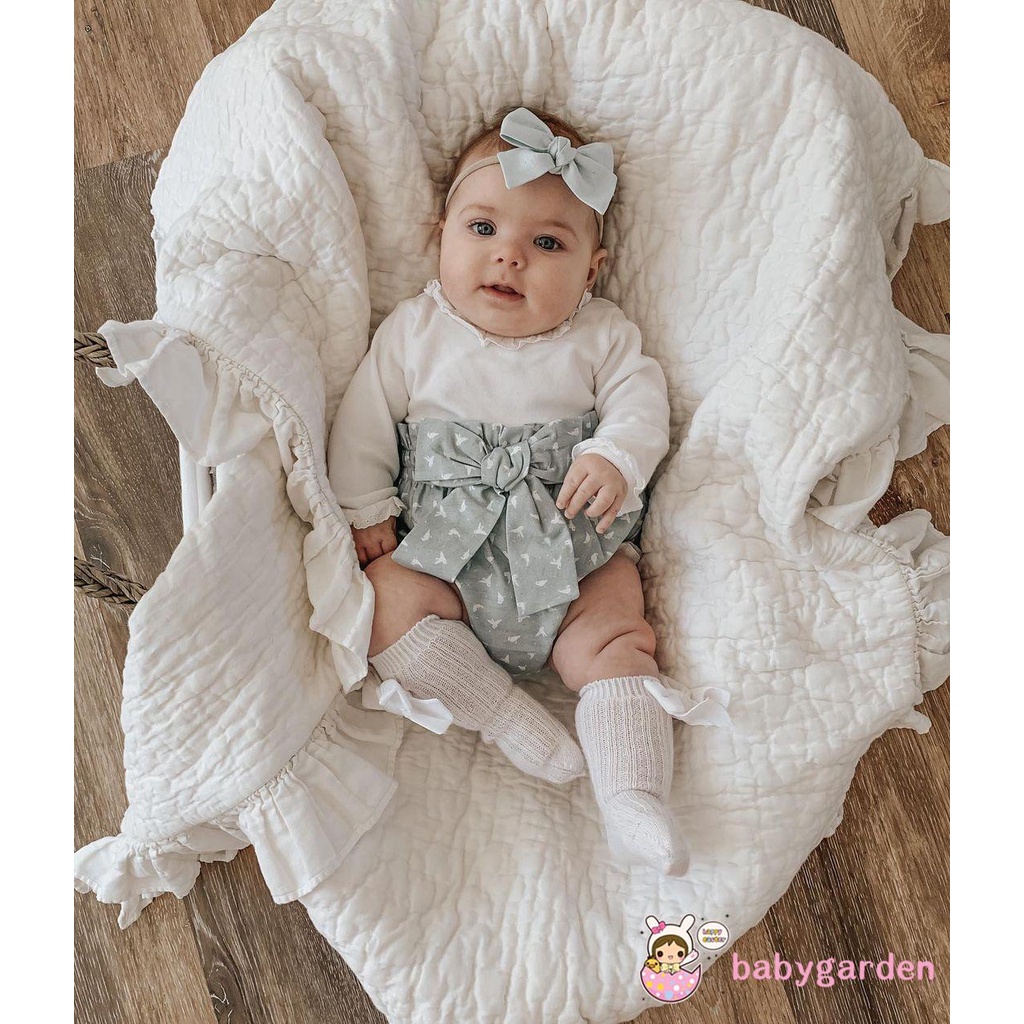 Áo liền thân tay dài cổ tròn màu sắc đơn giản và Quần short in họa tiết và Băng đô nơ cho bé gái