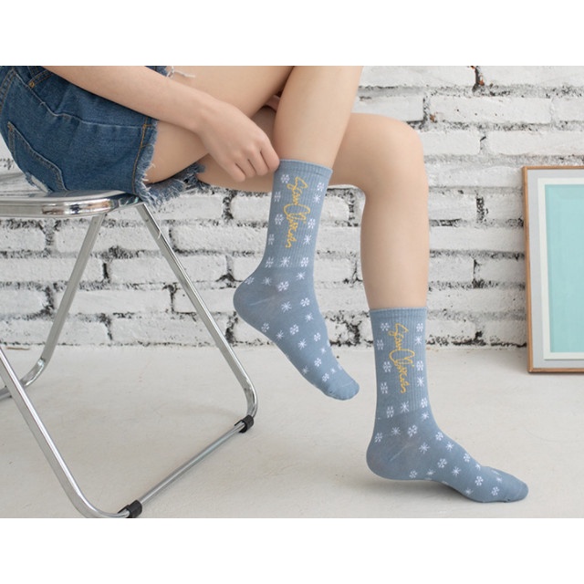 Vớ Frozen cao cổ Nam Nữ phong cách thể thao, trẻ trung, năng động.