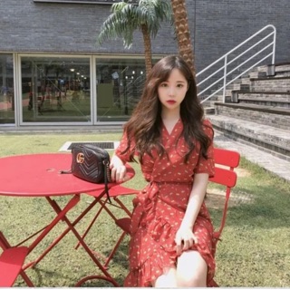 Đầm hoa đỏ đắp tà chéo