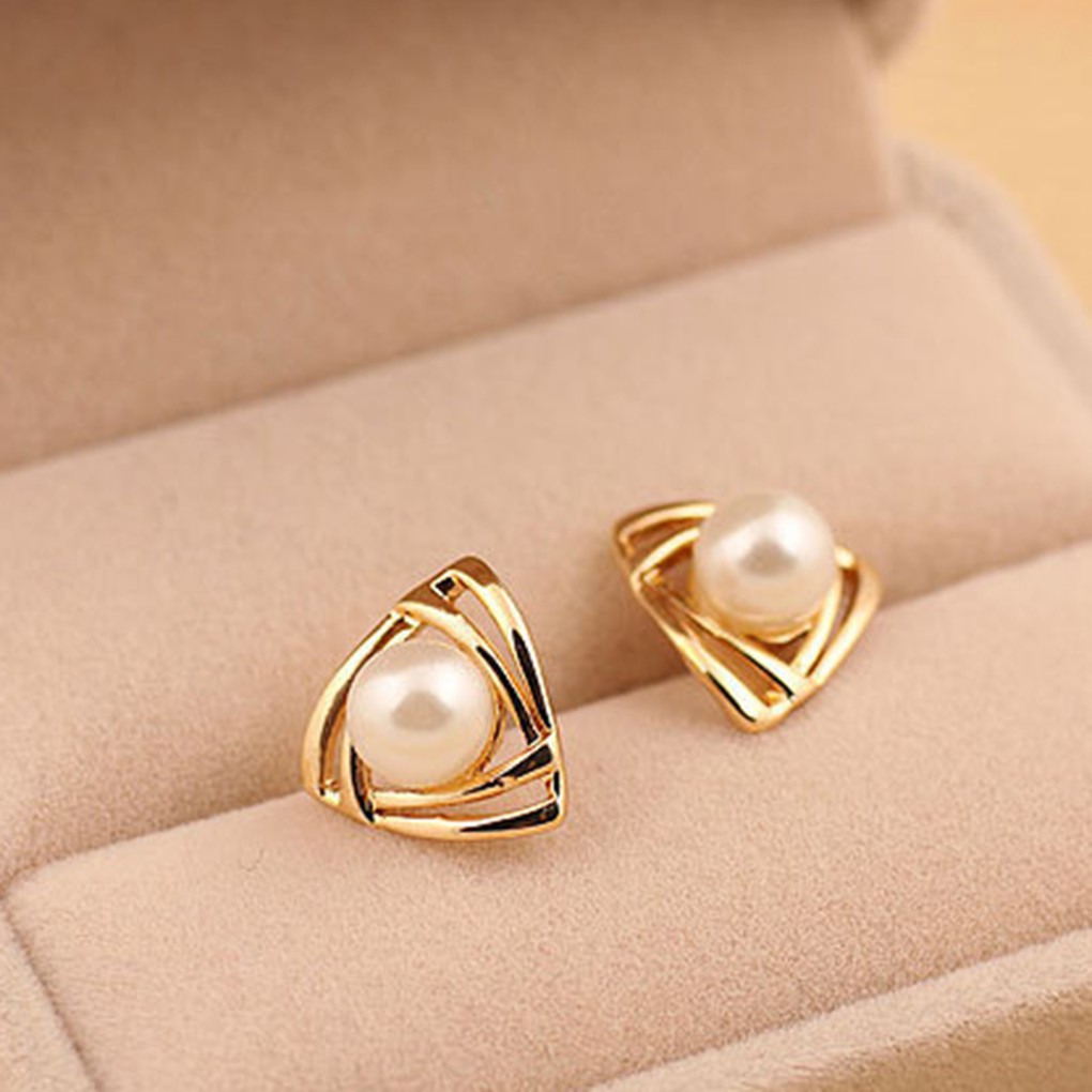 Khuyên tai nữ hình tam giác đính ngọc trai