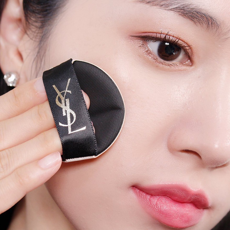 Phấn Nước YSL Le Cushion. Độ bám lâu, Có khả năng chống nắng, dưỡng ẩm tốt. Phù hợp với mọi loại da.