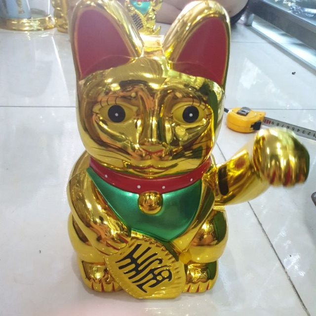 Mèo thần tài bằng nhựa màu vàng vẫy tay