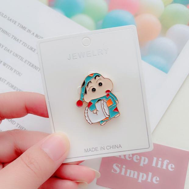 Huy Hiệu Cài Áo Hình Shin-Chan Dễ Thương