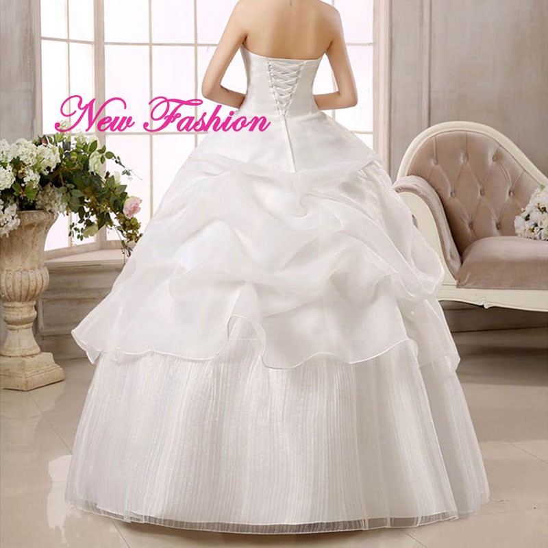 Đầm cưới cô dâu trễ vai không dây thiết kế sang trọng nổi bật