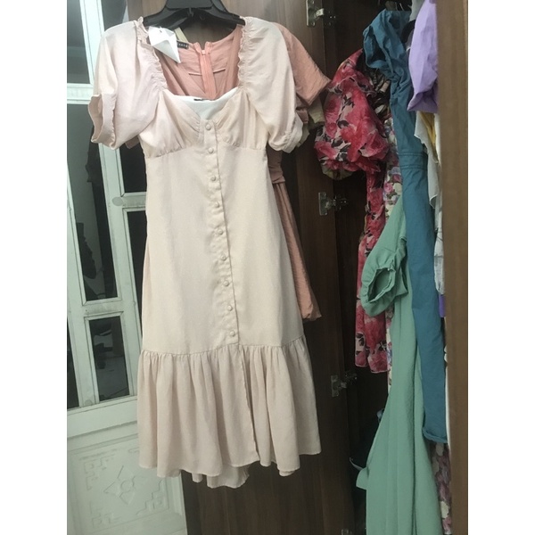 váy đuôi cá tay bồng nút bọc