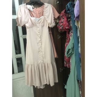 Váy đuôi cá tay bồng nút bọc