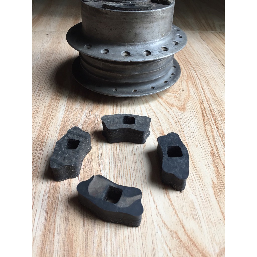 Trọn bộ gồm 4 cao su đệm đĩa đùm  sau cho xe honda 67