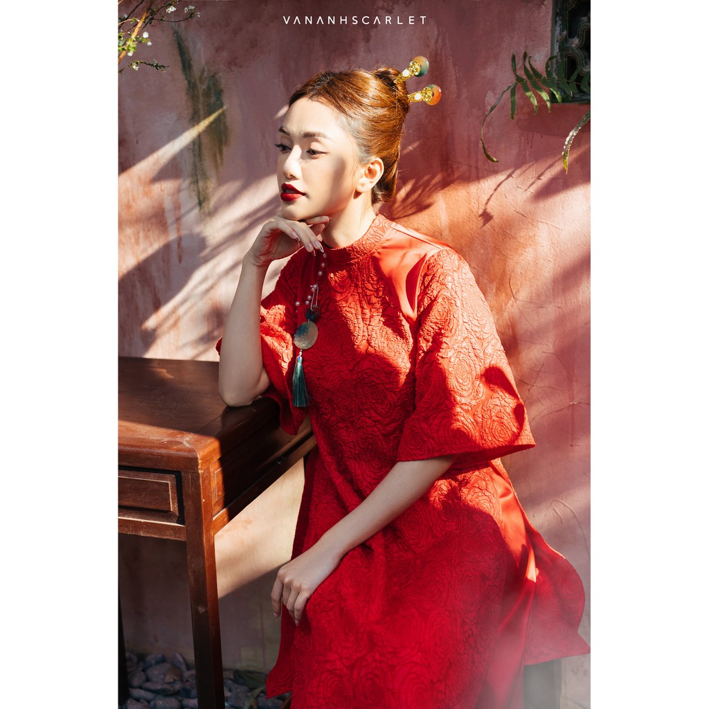 Áo dài gấm nổi VANANHSCARLET Mộng Ngọc màu đỏ