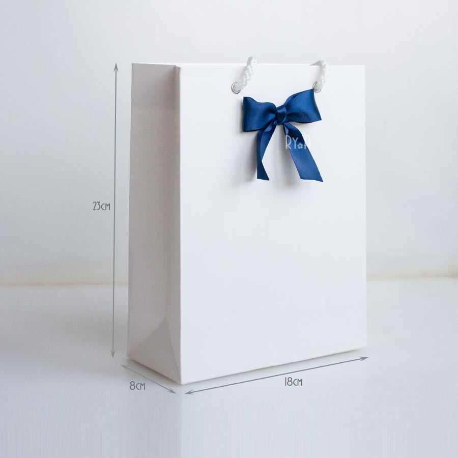 Túi giấy trắng gắn nơ sẵn kích thước dọc 23x18x8cm