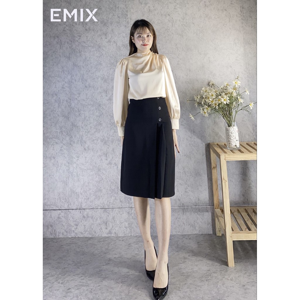 Chân váy công sở phối cúc cơ bản EMIX (màu đen), dáng dài 65cm, cúc lệch, xếp ly, cạp cao, vải tuyết mưa, mềm mịn