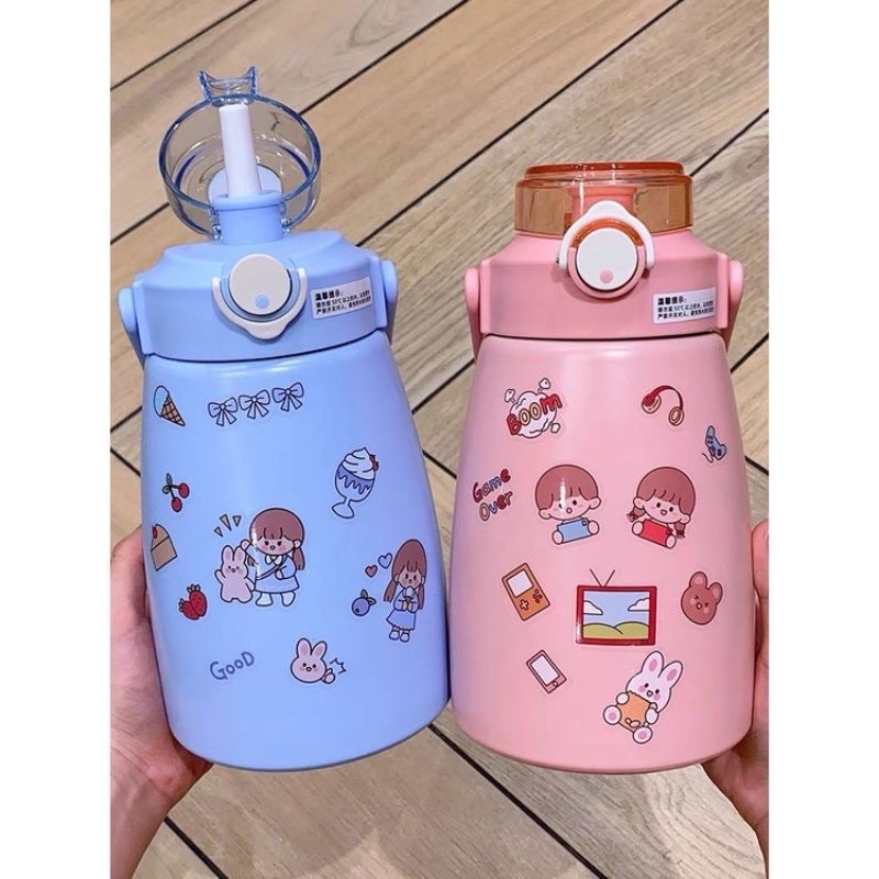 Bình giữ nhiệt, bình nước cute có ống hút, kèm ticker xinh xắn, có quai xách