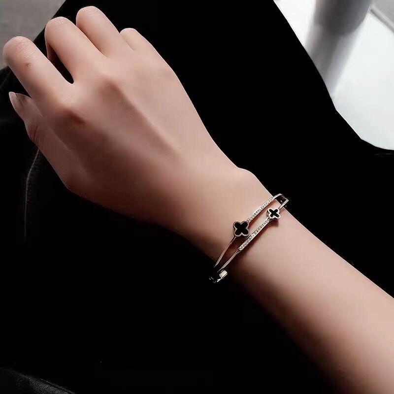 Vòng tay thép titan mặt cỏ bốn lá đính đá kiểu dáng thời trang
