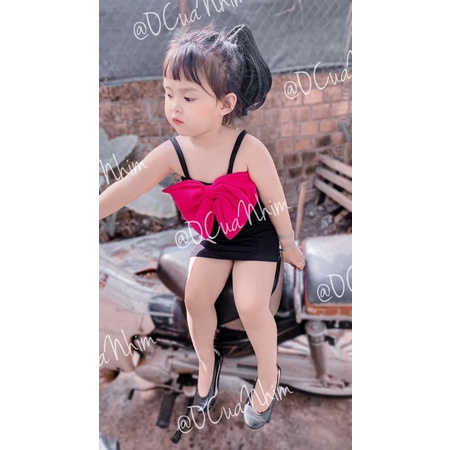 Váy đầm đen body nơ ngực hồng cho bé gái